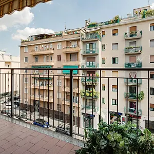  Appartamento Cosy With Balcony & Private Garage Italia